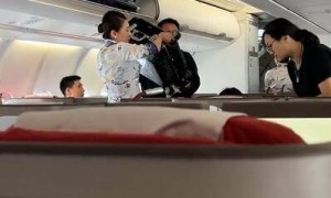 网友飞机上偶遇林永健一家 15岁林大竣身高出众