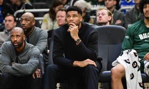 曝湖人明夏可能会关注字母哥 用3首轮+里夫斯谈判